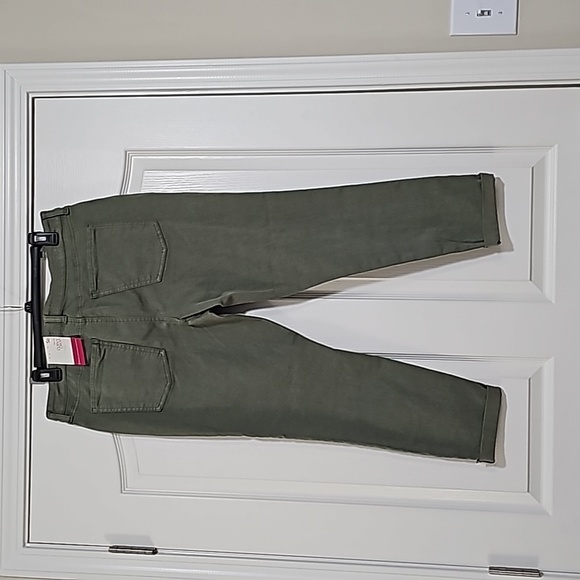 SO High Rise Curvy Crop Capris - Picture 6 of 6